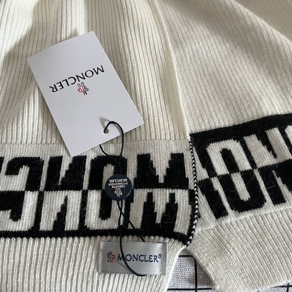 Moncler scarf - Picture 1 of 8